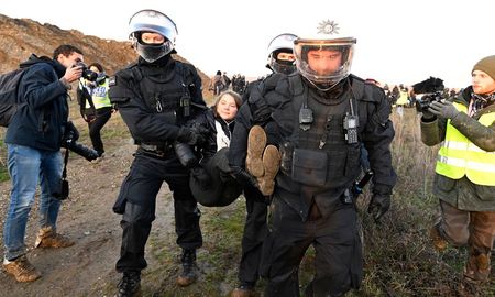 Imágenes muestran a la activista cuando es evacuada por las fuerzas de seguridad cerca del pueblo de Lützerath, en el oeste del país. Imágenes muestran a la activista cuando es evacuada por las fuerzas de seguridad cerca del pueblo de Lützerath, en el oeste del país.