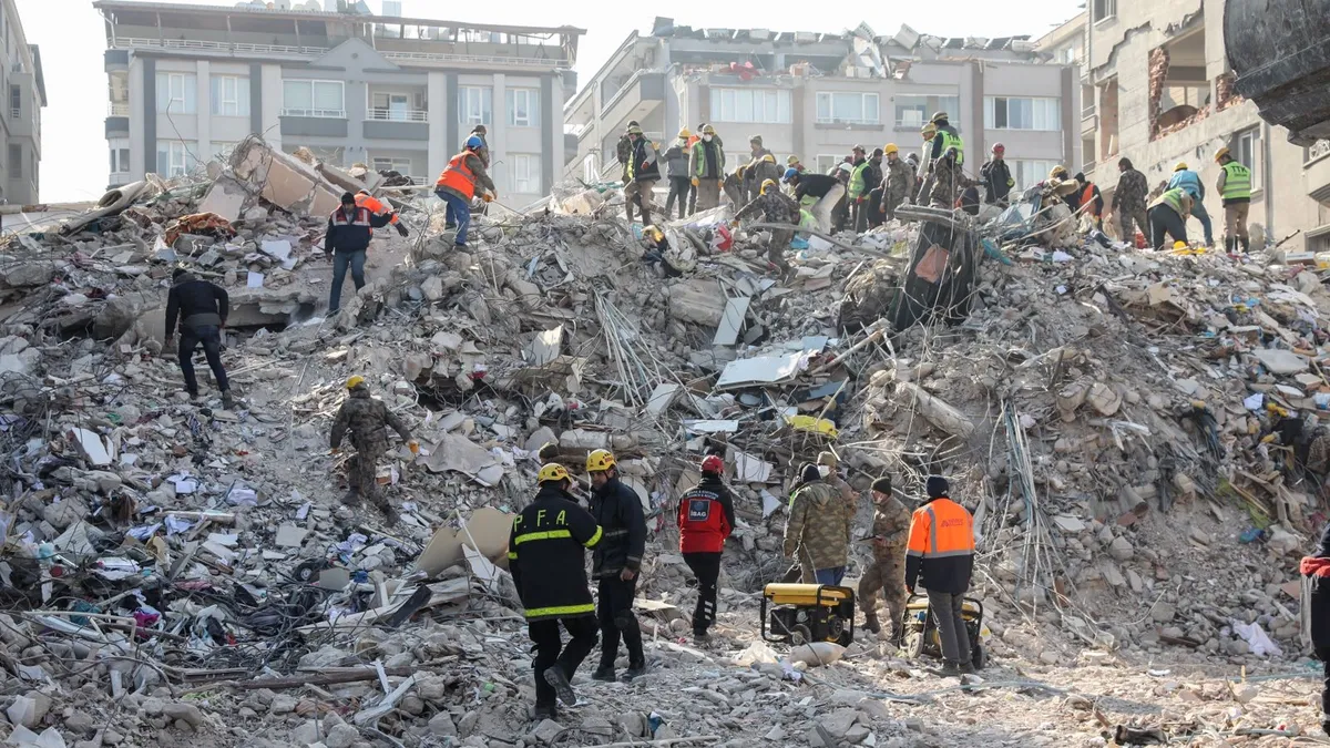 Muchos sobrevivientes abandonaron la región del sur de Turquía afectada por el terremoto o se instalaron en tiendas de campaña