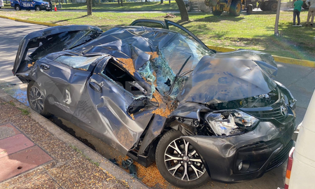 El auto en el que viajaba una familia y fue aplastado por el acoplado de un camión quedó inutilizable. El auto en el que viajaba una familia y fue aplastado por el acoplado de un camión quedó inutilizable.