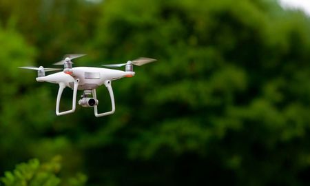Un vecino disparó con una escopeta y derribó un drone que sobrevolaba su vivienda, tras sentirse intimidado por el aparato (Imagen ilustrativa). Un vecino disparó con una escopeta y derribó un drone que sobrevolaba su vivienda, tras sentirse intimidado por el aparato (Imagen ilustrativa).