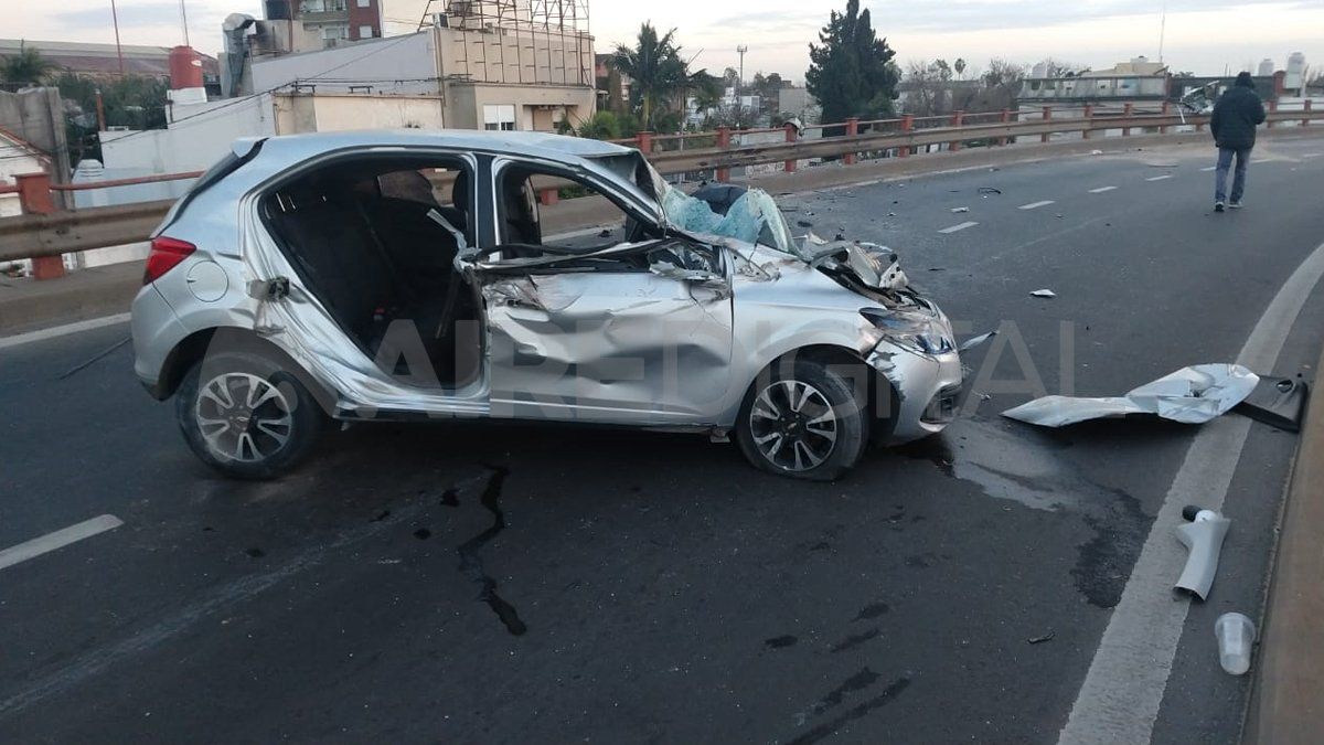El auto quedó atravesado sobre la bajada del puente hacia avenida Alem y parte de la carrocería enganchada al guardarraíl.