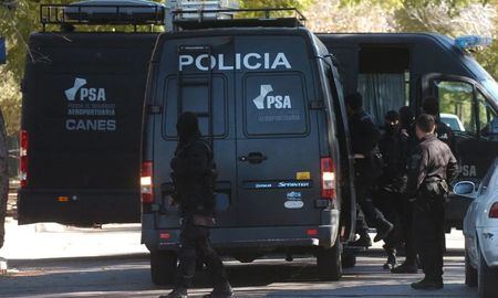 Para fugarse, la banda abordó y amenazó a un conductor que estaba arriba de su auto y que justo pasaba por la zona. Para fugarse, la banda abordó y amenazó a un conductor que estaba arriba de su auto y que justo pasaba por la zona.