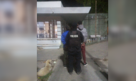 Intentó robar una moto, le dijo a la policía que era menor pero su madre lo deschavó con la verdadera edad.