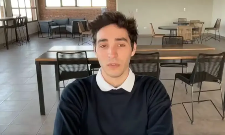 Su propia madre lo indujo a que denuncie a su padre por abuso cuando era menor de edad y ahora confesó la verdad en video