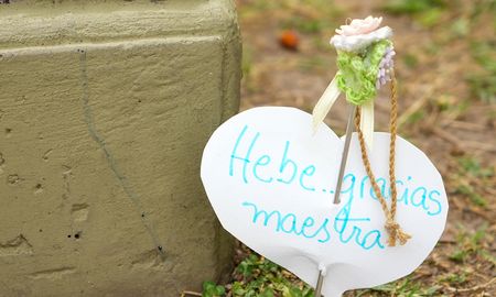 El fallecimiento de Hebe de Bonafini este domingo comenzó a convocar a la plaza de Mayo a personas que le fueron a rendirle homenaje. El fallecimiento de Hebe de Bonafini este domingo comenzó a convocar a la plaza de Mayo a personas que le fueron a rendirle homenaje.