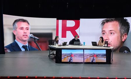 Quien salió duramente a criticar a la oposición fue el jefe del bloque del PJ, Leandro Busatto quien los acusó de politizar la cuestión y de generar incertidumbre en la población. Quien salió duramente a criticar a la oposición fue el jefe del bloque del PJ, Leandro Busatto quien los acusó de politizar la cuestión y de generar incertidumbre en la población.