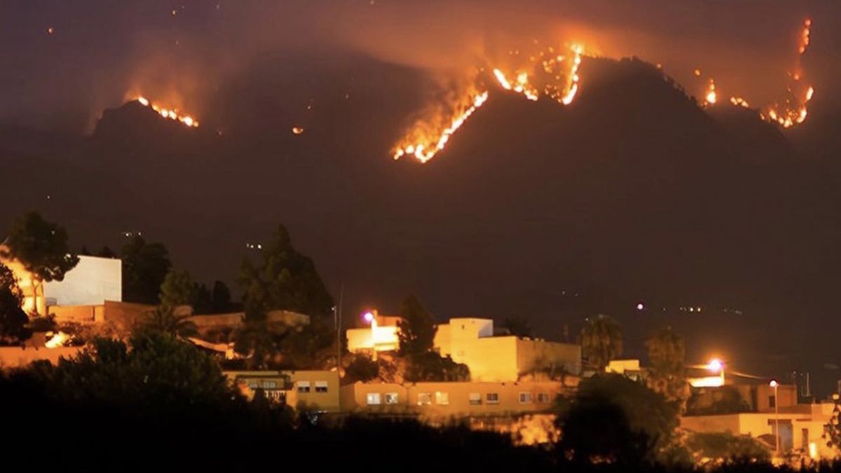 Más de 250 personas y 17 aviones participan en las tareas de extinción del fuego y de rescate. Más de 250 personas y 17 aviones participan en las tareas de extinción del fuego y de rescate.