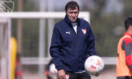 La dirigencia del Club Atlético Independiente llamó a Julio César Falcioni para dirija al equipo hasta final de año. La dirigencia del Club Atlético Independiente llamó a Julio César Falcioni para dirija al equipo hasta final de año.