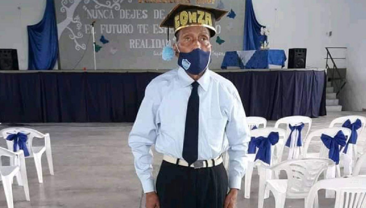 Un ejemplo de perseverancia: abuelo jujeño de 73 años egresó del secundario y entregó la bandera provincial