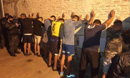 La Policía de Santa Fe detuvo a varios hinchas de Rosario Central que festejaron el triunfo en el clásico rosarino ante Newells. La Policía de Santa Fe detuvo a varios hinchas de Rosario Central que festejaron el triunfo en el clásico rosarino ante Newells.