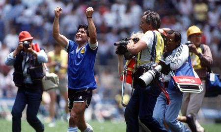 Diego Armando Maradona convirtió dos goles a Inglaterra en la Copa Mundial de la FIFA de México 1986. Diego Armando Maradona convirtió dos goles a Inglaterra en la Copa Mundial de la FIFA de México 1986.