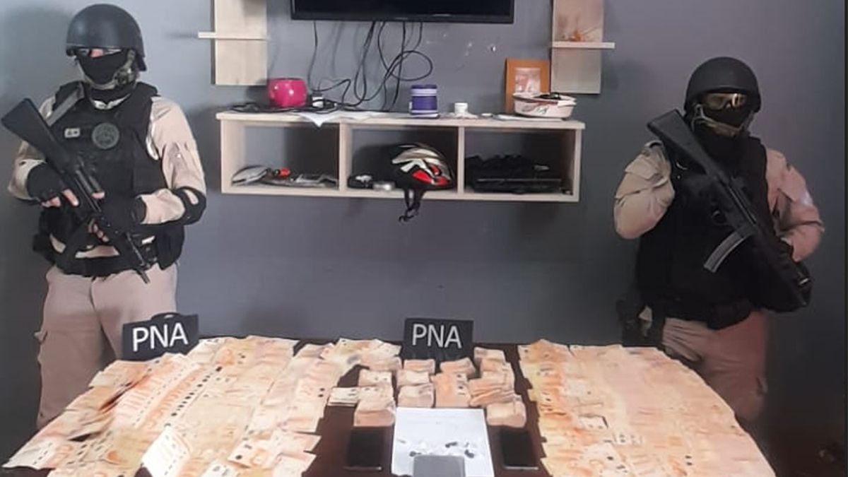 En uno de los domicilios, los investigadores hallaron grandes sumas de dinero. En uno de los domicilios, los investigadores hallaron grandes sumas de dinero.