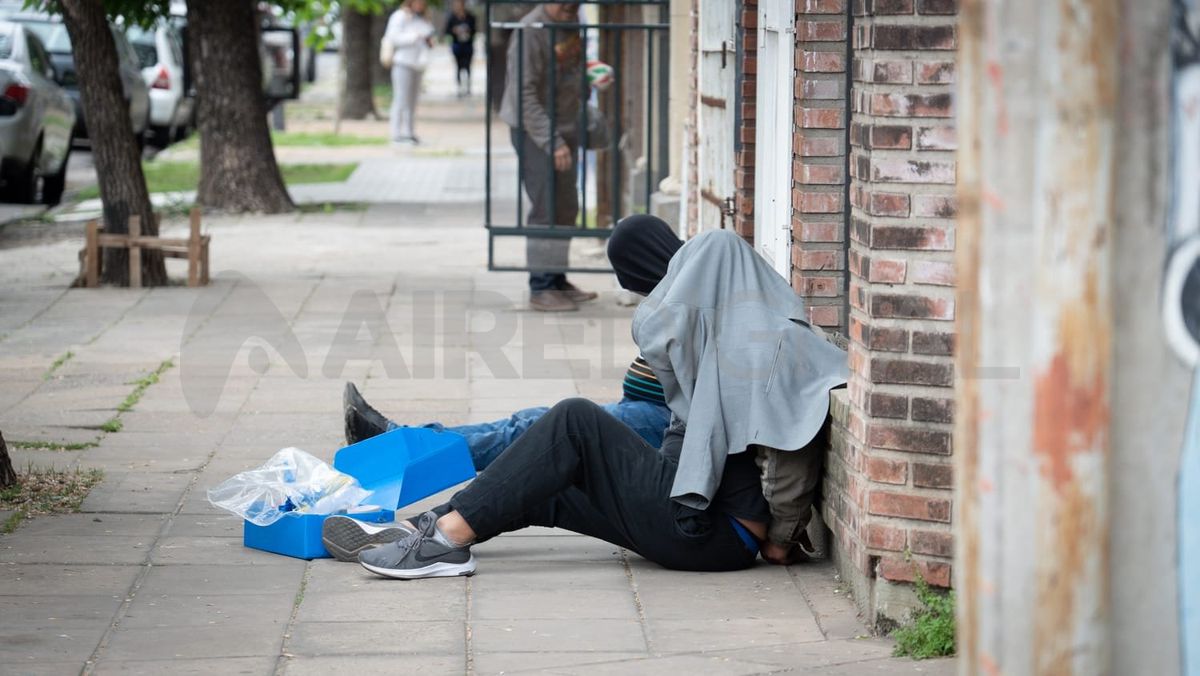 Dos ladrones fueron detenidos primero y, a unos metros, los otros tres. Uno -herido en una pierna- fue trasladado en ambulancia.