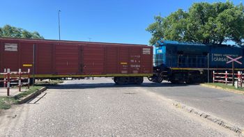 Intentan remover el tren descarrilado en Santa Fe, que está cortando Avenida Perón