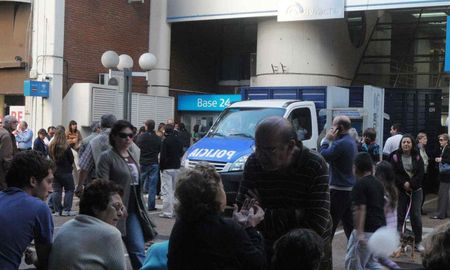 El 9 de septiembre del 2012, una pueblada se concentró fuera del banco para exigir respuestas tras enterarse del robo.&nbsp;
