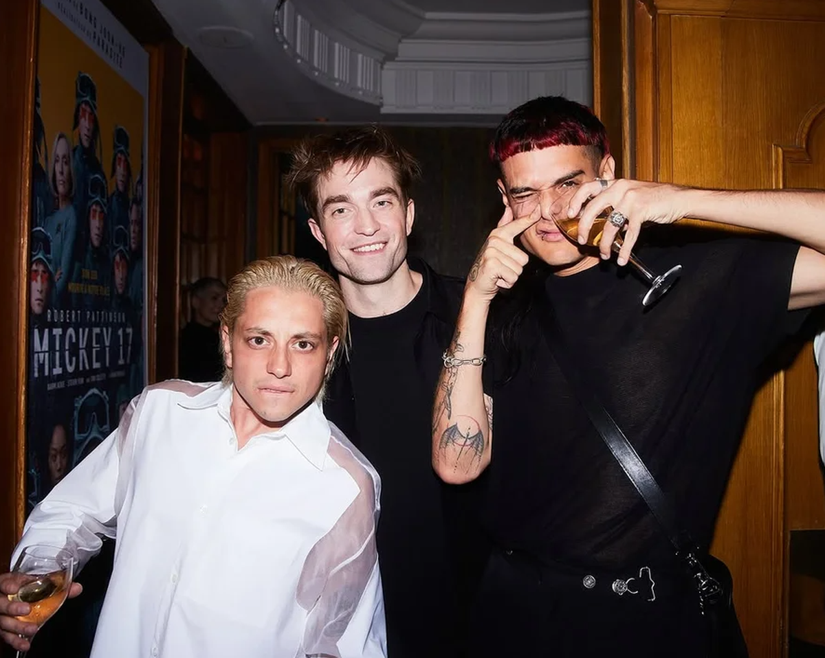 Ca7riel y Paco Amoroso con Robert Pattinson. Ca7riel y Paco Amoroso con Robert Pattinson.