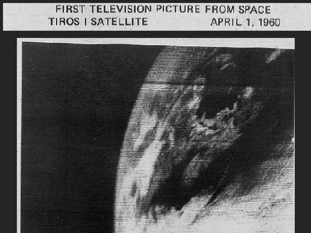 La primera imagen que pasaron por la tele de la tierra vista desde el satélite meteorológico de la Nasa, Tiros 1, en 1960.