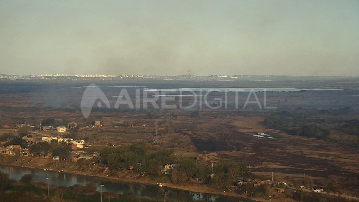 El humo ti&ntilde;&oacute; el cielo santafesino de gris desde las primeras horas de la ma&ntilde;ana del jueves.&nbsp;