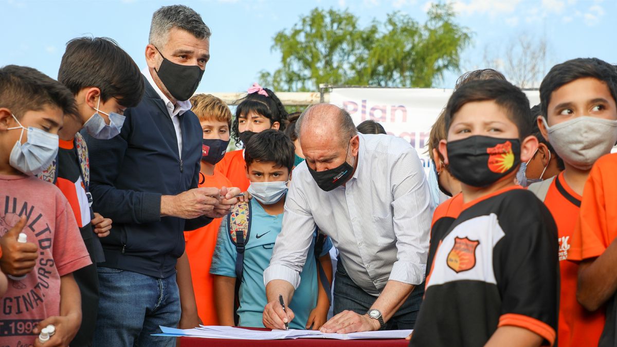 El acuerdo para la construcción de 15 playones deportivos se enmarca en un proyecto sociocomunitario denominado Mejor Barrio.