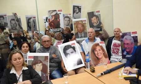 Los 18 acusados de delitos de lesa humanidad durante la represión de una protesta de trabajadores metalúrgicos llevada a cabo en marzo de 1975 en Villa Constitución, provincia de Santa Fe, fueron absueltos. Los 18 acusados de delitos de lesa humanidad durante la represión de una protesta de trabajadores metalúrgicos llevada a cabo en marzo de 1975 en Villa Constitución, provincia de Santa Fe, fueron absueltos.