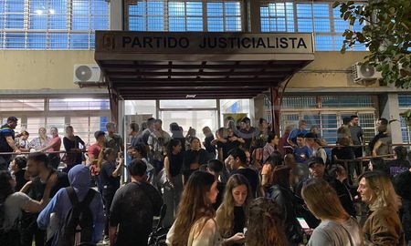 En la sede del Partido Justicialista de Santa Fe esperan los resultados oficiales de las generales. En la sede del Partido Justicialista de Santa Fe esperan los resultados oficiales de las generales.