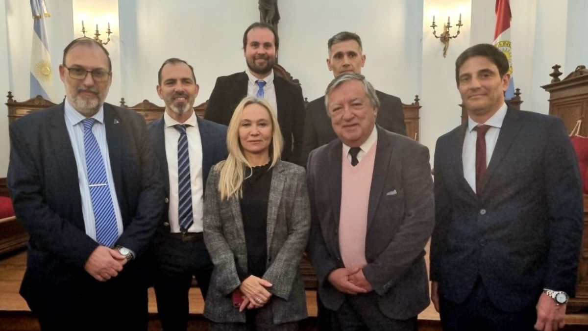 Rodríguez y Barros en el Salón de Actos de la Corte Suprema de Justicia de Santa Fe, junto a autoridades del MPA, el día que juró como fiscal adjunto para la localidad de San Jorge. 