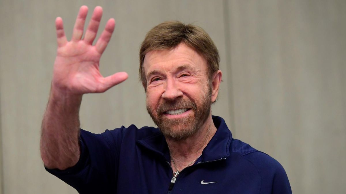 Chuck Norris alcanzó la fama mundial como siete veces campeón de karate antes de desembarcar con éxito en la industria cinematográfica de Hollywood.