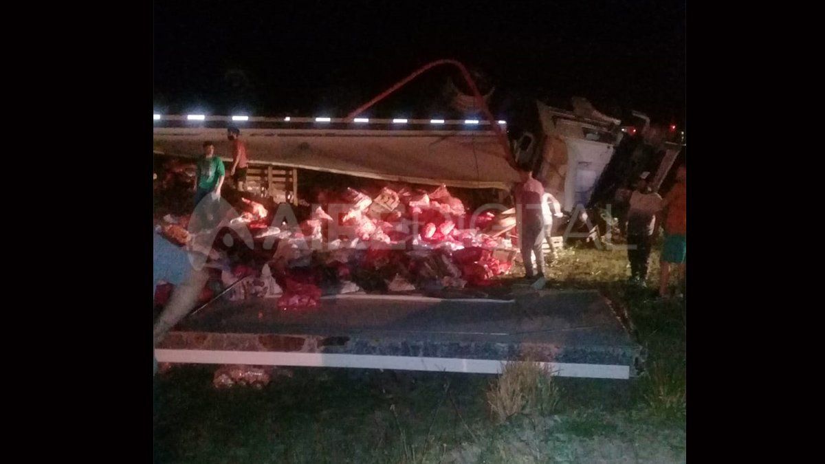 Un camión volcó en Arroyo Leyes y embistió a dos jóvenes