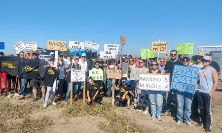 Alrededor de 350 familias decidieron ocupar los lotes que compraron de buena fe en Aires del Llano, pero que nunca se les entregó. Alrededor de 350 familias decidieron ocupar los lotes que compraron de buena fe en Aires del Llano, pero que nunca se les entregó.