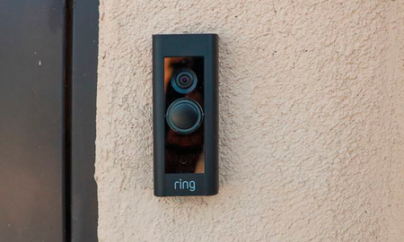 En uno de los videos difundidos por la familia, se ve al can llegar a la puerta de la casa y tocar el timbre, mientras espera en las cercanías a que alguien le permita entrar. “Se queda suelto en el patio trasero, pero cuando alguien abre el portón corre a la calle y regresa cuando quiere. Nunca entrenamos. Es un perro muy listo, gracioso”, expresó. En uno de los videos difundidos por la familia, se ve al can llegar a la puerta de la casa y tocar el timbre, mientras espera en las cercanías a que alguien le permita entrar. “Se queda suelto en el patio trasero, pero cuando alguien abre el portón corre a la calle y regresa cuando quiere. Nunca entrenamos. Es un perro muy listo, gracioso”, expresó.