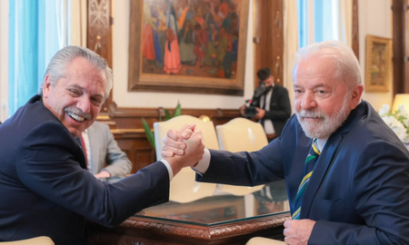 El mandatario argentino compartió una foto suya dándose la mano con el candidato brasilero. El mandatario argentino compartió una foto suya dándose la mano con el candidato brasilero.
