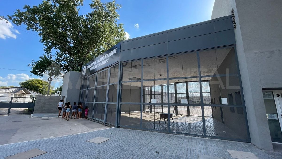 La mujer llevaba droga oculta en una zapatilla con intenciones de ingresarla al penal. La mujer llevaba droga oculta en una zapatilla con intenciones de ingresarla al penal.