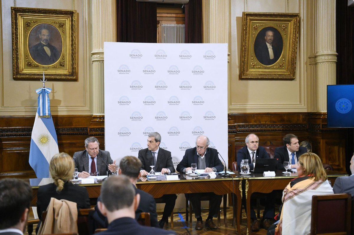 La reunión con las comisiones de Justicia y Asuntos Penales, y de Presupuesto y Hacienda, fue para revisar el proyecto sobre prevención y represión del lavado de activos, financiación del terrorismo y el financiamiento de armas de destrucción masiva. La reunión con las comisiones de Justicia y Asuntos Penales, y de Presupuesto y Hacienda, fue para revisar el proyecto sobre prevención y represión del lavado de activos, financiación del terrorismo y el financiamiento de armas de destrucción masiva.