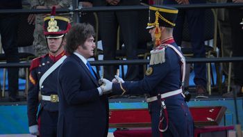 Milei entregó el sable corvo de San Martín a los Granaderos en San Lorenzo