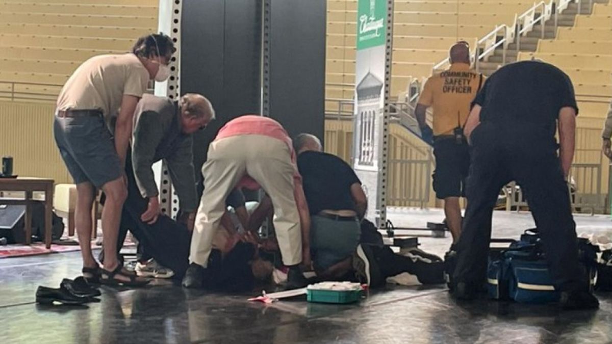 El escritor Salman Rushide fue apuñalado el viernes en Nueva York.