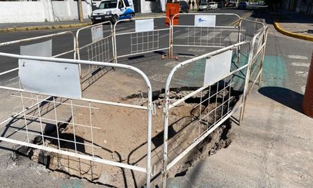 El hundimiento está en el centro de la intersección de calle Ituzaingo y Dorrego. El hundimiento está en el centro de la intersección de calle Ituzaingo y Dorrego.