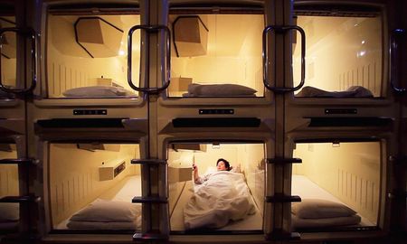 Inspirado en el estilo japonés, el hotel cuenta con habitaciones pequeñas de poca altura y escasa superficie. Inspirado en el estilo japonés, el hotel cuenta con habitaciones pequeñas de poca altura y escasa superficie.