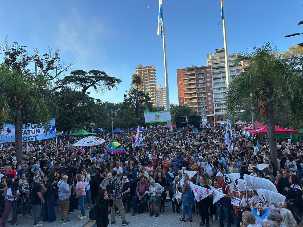 Día Nacional de la Memoria por la Verdad y la Justicia 5/5| El acto central se realizó en Plaza de Mayo, frente a la Casa de Gobierno de Santa Fe. Día Nacional de la Memoria por la Verdad y la Justicia 5/5| El acto central se realizó en Plaza de Mayo, frente a la Casa de Gobierno de Santa Fe.