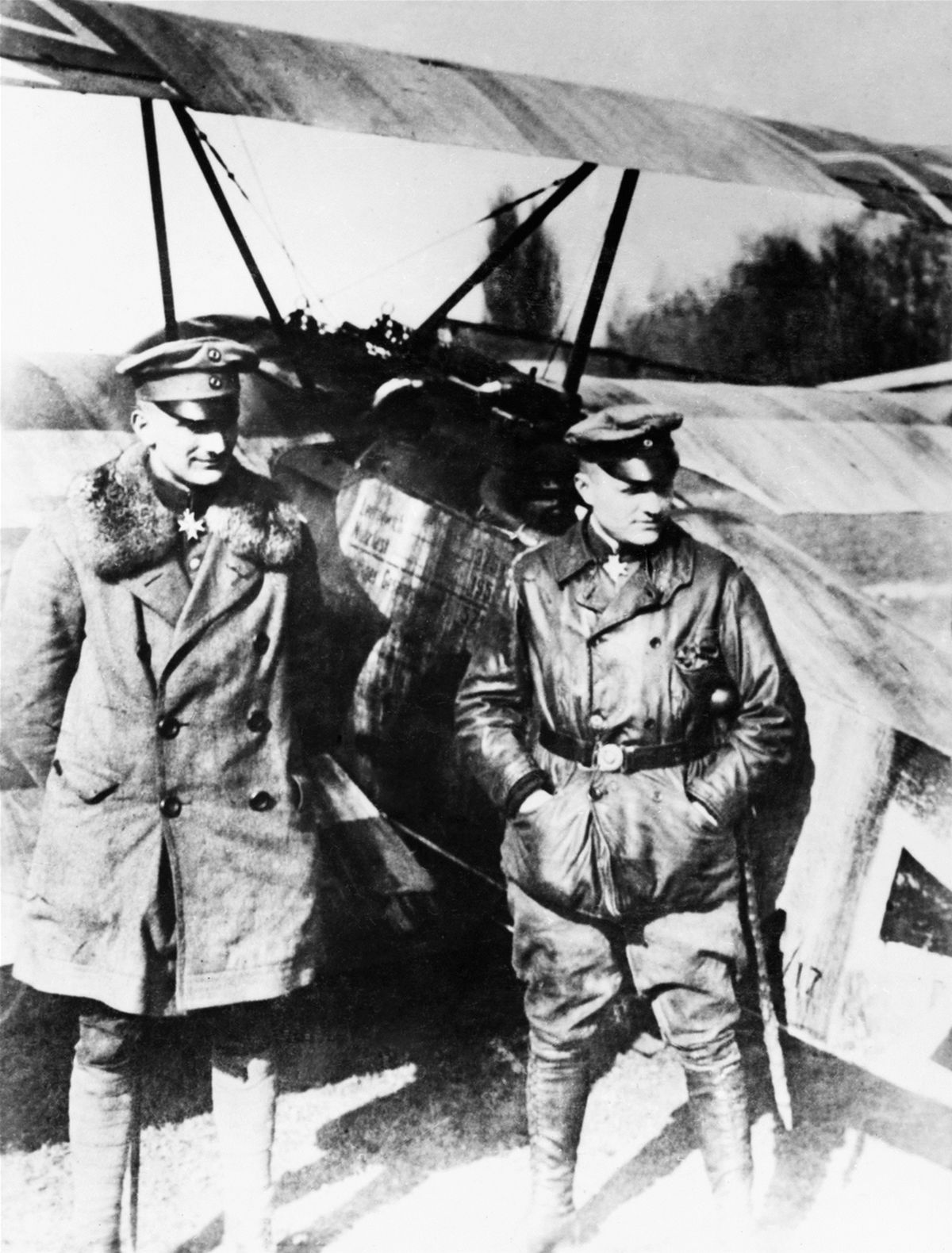 Manfred von Richthofen (derecha) junto a su hermano menor, Lothar-Siegfried, a quien convenció para que, en 1916, se convirtiera en piloto y se sumara al Kampfgeschwader 2 (Escuadrón de Combate Nº 2) en el Frente Occidental. Cuando Lothar-Siegfried se unió a esta unidad, el Alto Mando alemán le dio amplia difusión al hecho de contar con dos hermanos von Richthofen en el cuerpo aéreo. Manfred von Richthofen (derecha) junto a su hermano menor, Lothar-Siegfried, a quien convenció para que, en 1916, se convirtiera en piloto y se sumara al Kampfgeschwader 2 (Escuadrón de Combate Nº 2) en el Frente Occidental. Cuando Lothar-Siegfried se unió a esta unidad, el Alto Mando alemán le dio amplia difusión al hecho de contar con dos hermanos von Richthofen en el cuerpo aéreo.
