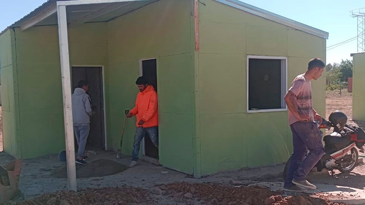 En tan solo una semana, el Movimiento Los Sin Techo construyó dos viviendas en Colastiné Norte, para familias que vivían sobre el terraplén Garello y debieron ser reubicadas por los trabajos de reparación de las defensas contra inundaciones.