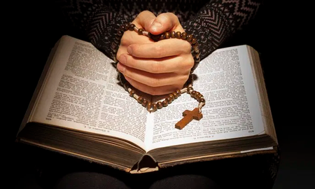 Se dice que tuvo que sufrir torturas, por parte de los enemigos de los cristianos, antes de morir, pues le quitaron la piel aun estando con vida y luego lo decapitaron; esto lo convierte en el santo ideal para pedir que aleje de ti todos aquellos momentos tormentosos que pueden afectarte de diferentes maneras. Se dice que tuvo que sufrir torturas, por parte de los enemigos de los cristianos, antes de morir, pues le quitaron la piel aun estando con vida y luego lo decapitaron; esto lo convierte en el santo ideal para pedir que aleje de ti todos aquellos momentos tormentosos que pueden afectarte de diferentes maneras.