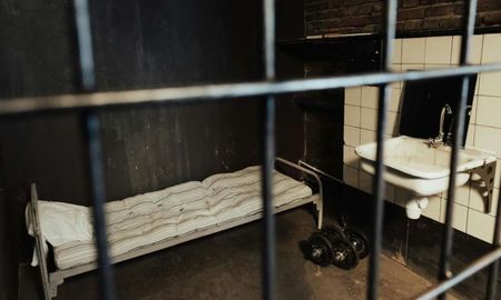 Un recluso presentó un hábeas corpus para que le dejaran ingresar una PlayStation 2. Un recluso presentó un hábeas corpus para que le dejaran ingresar una PlayStation 2.