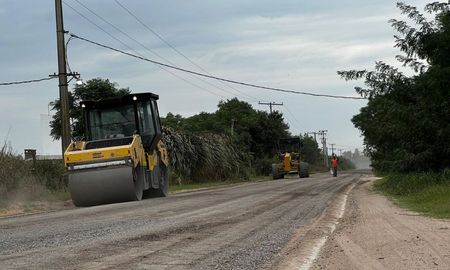 Las máquinas provinciales ya están en marcha asegurando otra vía de conectividad entre Monte Vera a Santa Fe. Las máquinas provinciales ya están en marcha asegurando otra vía de conectividad entre Monte Vera a Santa Fe.
