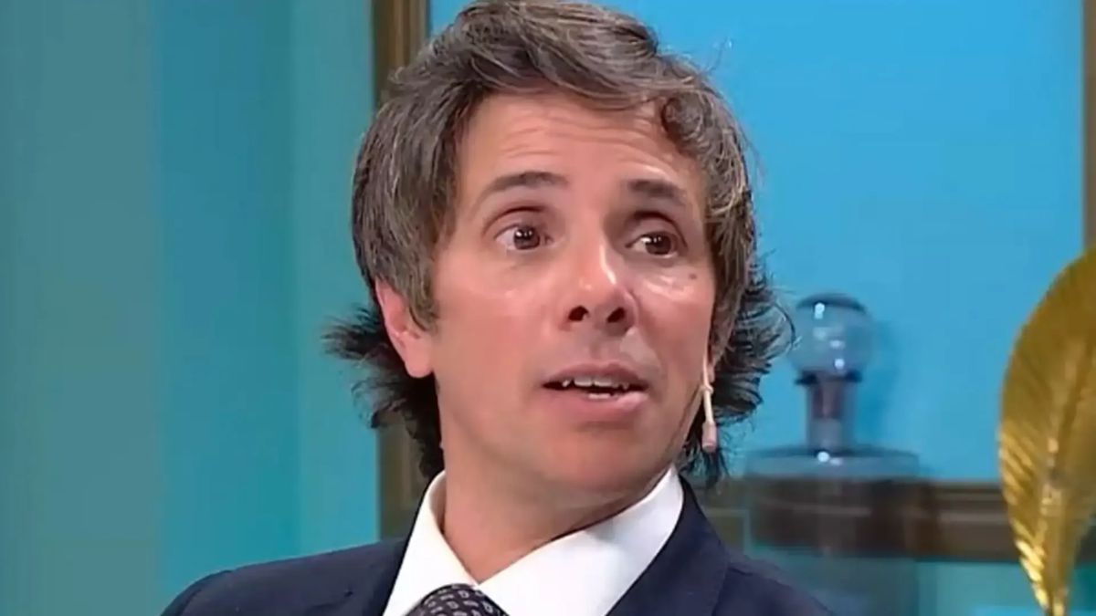 Robertito Funes Ugarte persiguió a la joven por toda la plaza para recuperar su herramienta de trabajo.