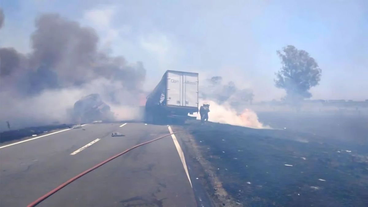 Bomberos trabajaron intensamente para apagar el fuego. Bomberos trabajaron intensamente para apagar el fuego.