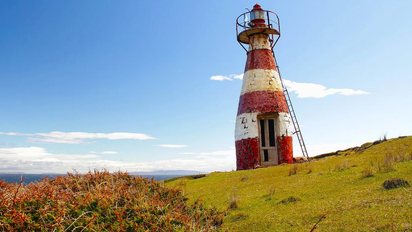 El faro de energía solar y más de un siglo de vida que sigue iluminando el extremo sur de Argentina