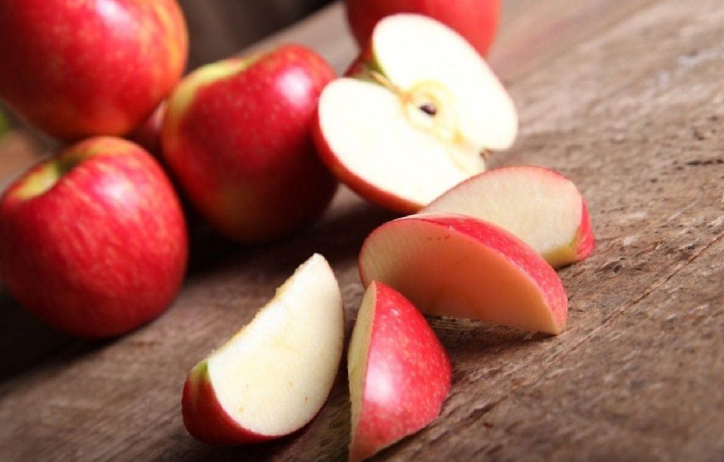 La manzana es un alimento rico en fibra y en vitaminas A y C que cuenta con multitud de beneficios para nuestro organismo