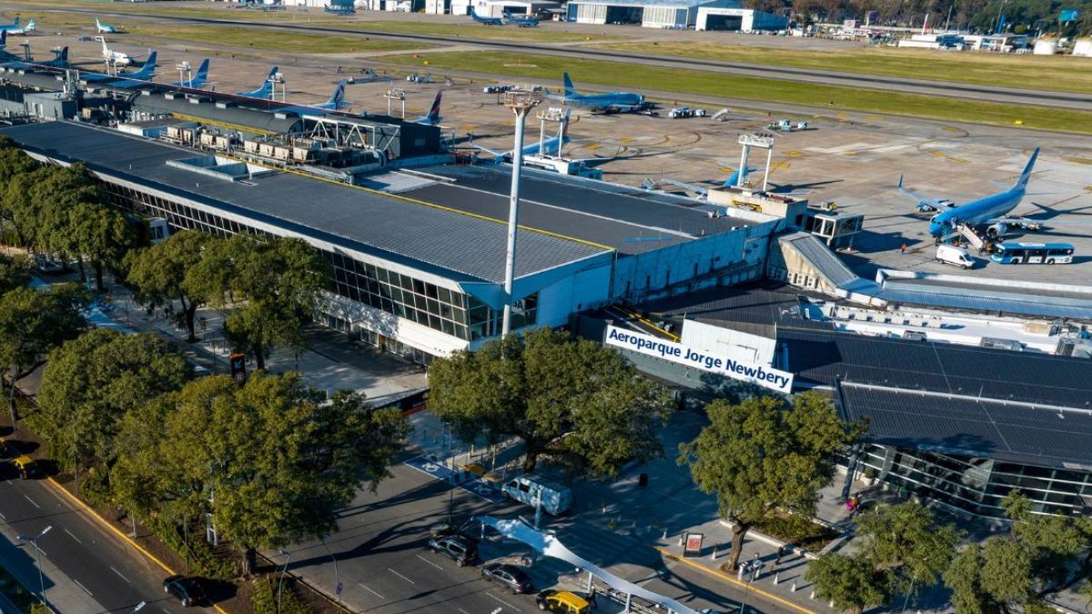 El Aeroparque Jorge Newbery alcanzó un promedio diario de 409 vuelos durante el primer trimestre de 2026, una cifra que obliga a repavimentar la pista de forma urgente para evitar el desgaste del asfalto.