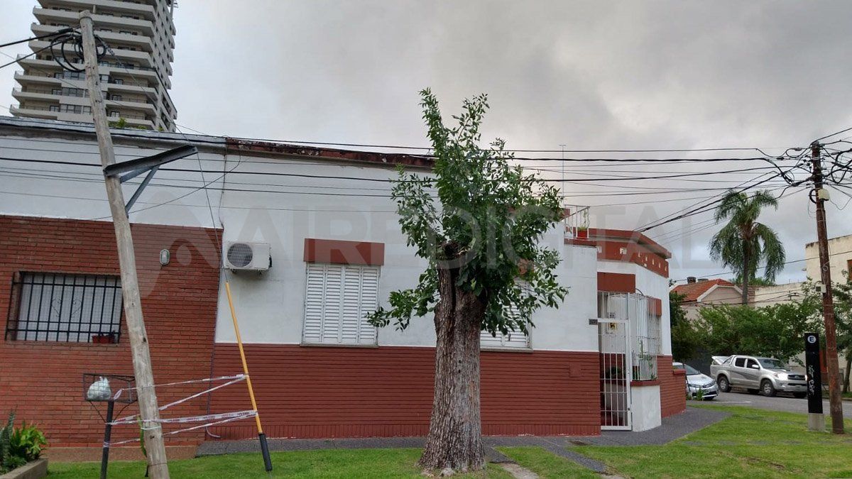 Una vecina expresó su preocupación porque el poste de telefonía quedó inclinado, a punto de caer sobre su casa. 