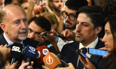 El ministro de Educación de la Nación, Nicolás Trotta, visitó Santa Fe, donde junto con el gobernador, Omar Perotti y demás funcionarios firmaron convenios de colaboración y adhesión al Plan Nacional de Lecturas. El ministro de Educación de la Nación, Nicolás Trotta, visitó Santa Fe, donde junto con el gobernador, Omar Perotti y demás funcionarios firmaron convenios de colaboración y adhesión al Plan Nacional de Lecturas.